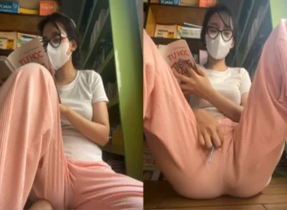 Em vừa đọc sách vừa nhét sextoy sâu vào lồn