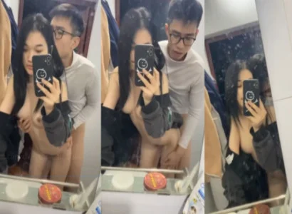 Hai sinh viên trẻ đang quan hệ với nhau trước gương