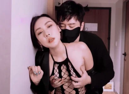 Bà vợ bán thân cho sếp để trả nợ giúp chồng