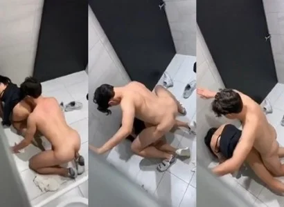 Họ trong quán bar đang làm chuyện ấy trong WC