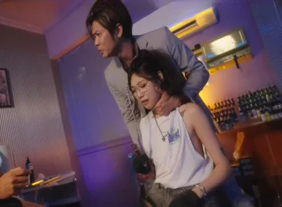 Nữ chủ tiệm bị nện tập thể